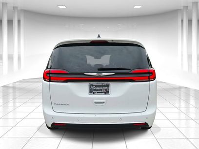 Used 2025 Chrysler Pacifica Select