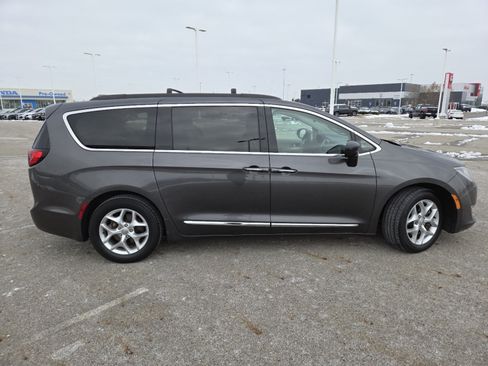 Used 2017 Chrysler Pacifica Touring-L w/ Tire & Wheel Group image 16