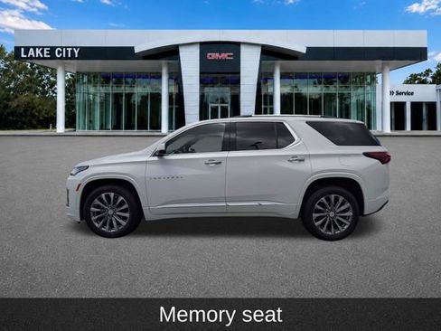 Used 2023 Chevrolet Traverse Premier FWD image 9