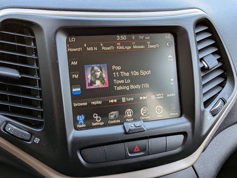 Used 2014 Jeep Cherokee Latitude w/ Comfort/Convenience Group AWD/4WD image 19