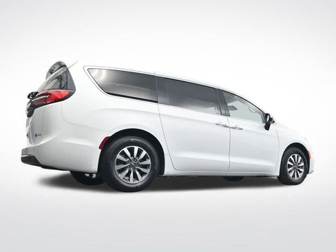 Used 2023 Chrysler Pacifica Touring-L image 37