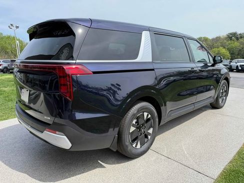 New 2026 Kia Carnival LXS FWD image 3
