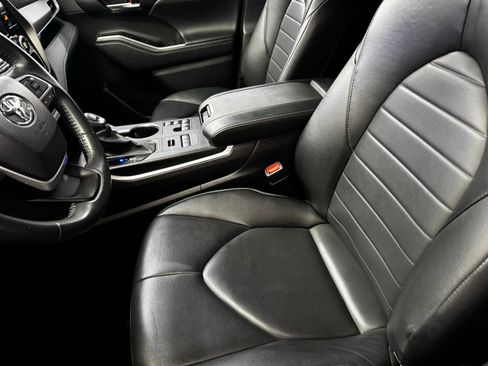 Used 2024 Toyota Highlander XLE AWD/4WD image 11