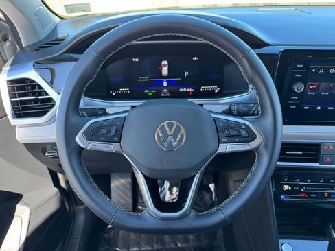 Used 2025 Volkswagen Taos SE FWD image 21