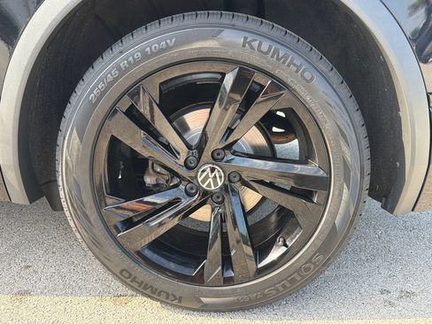 Certified 2023 Volkswagen Tiguan SE R-Line AWD/4WD image 30