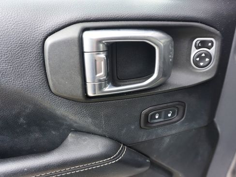 Used 2018 Jeep Wrangler Unlimited Sahara image 3