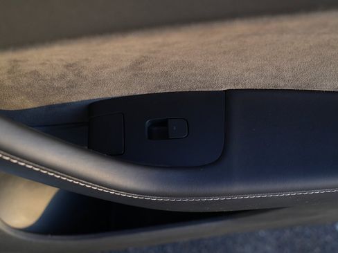 Used 2021 Tesla Model Y Long Range image 32