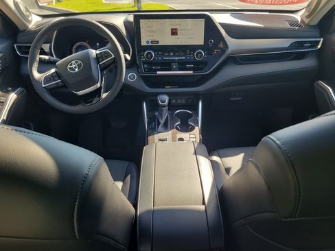 Certified 2026 Toyota Highlander Limited AWD/4WD image 17