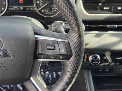 Used 2025 Mitsubishi Outlander SE image 32