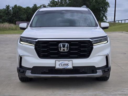 Used 2024 Honda Pilot Touring image 3