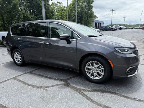 Used 2023 Chrysler Pacifica Touring-L FWD image 5