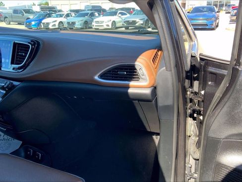Used 2017 Chrysler Pacifica Limited image 18
