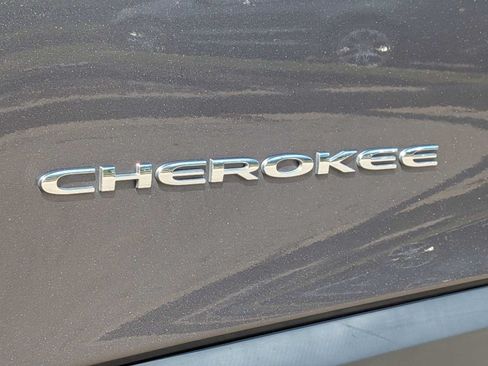 Used 2019 Jeep Cherokee Latitude Plus AWD/4WD image 11