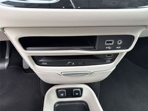 Used 2018 Chrysler Pacifica Touring-L Plus FWD image 8