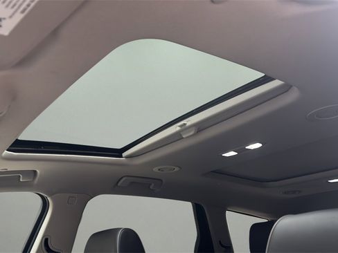 Used 2020 Buick Enclave Avenir w/ Avenir Technology Package image 17