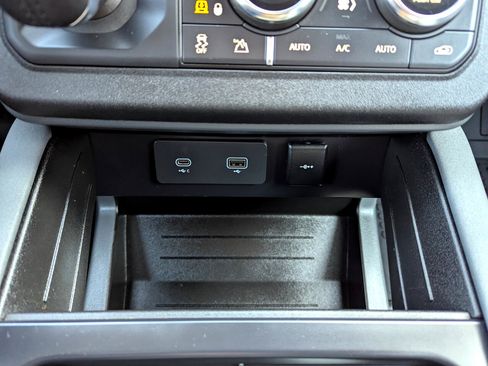 Used 2023 Land Rover Defender 110 X-Dynamic SE image 28