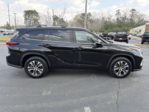 Used 2021 Toyota Highlander XLE image 4