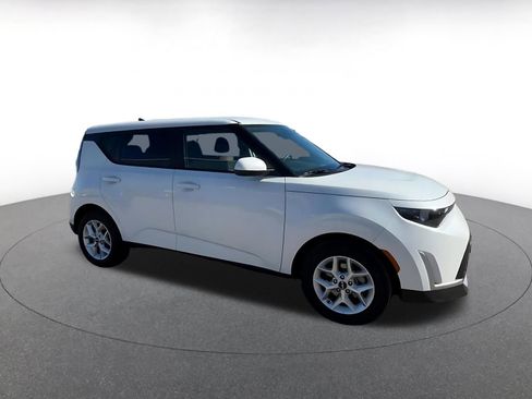 Used 2025 Kia Soul LX w/ LX Technology Package image 2