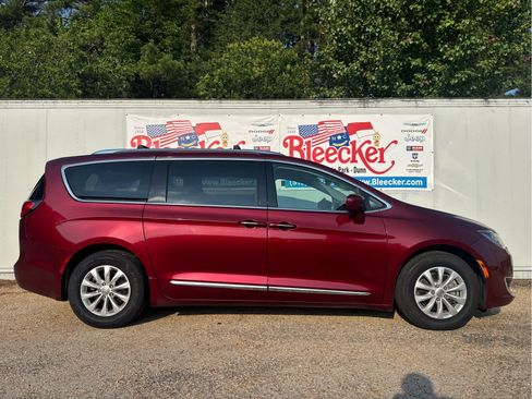 Used 2018 Chrysler Pacifica Touring-L FWD image 2