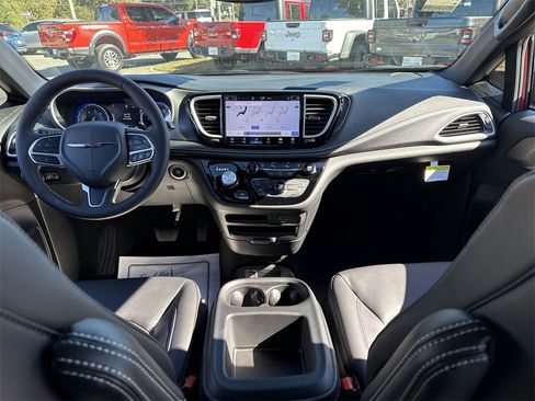 New 2026 Chrysler Pacifica Select image 26