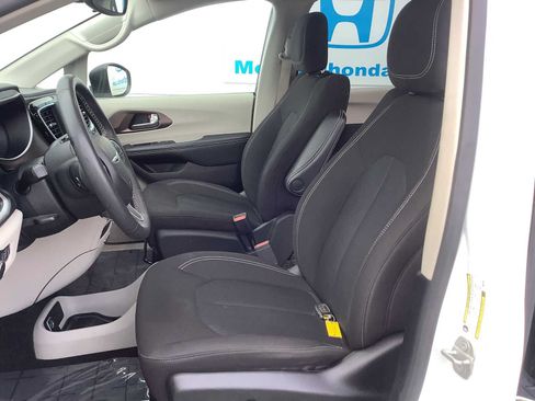 Used 2023 Chrysler Voyager LX FWD image 11