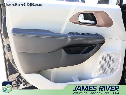 Used 2024 Chrysler Voyager LX image 20