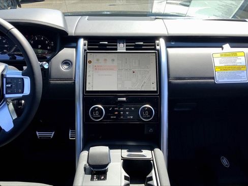 New 2025 Land Rover Discovery Metropolitan Edition image 7