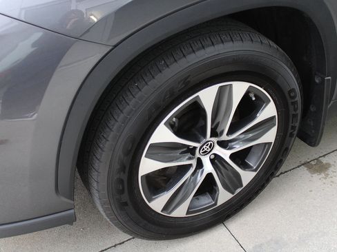 Used 2021 Toyota Highlander XLE image 38