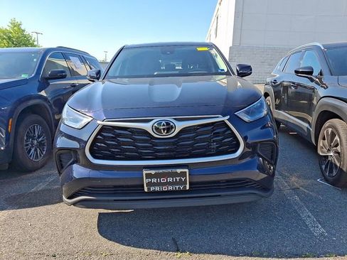 Used 2023 Toyota Highlander L FWD image 4