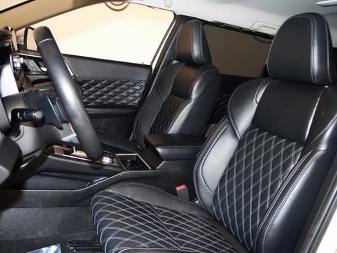 Used 2024 Mitsubishi Outlander 4WD Plug-In Hybrid image 40