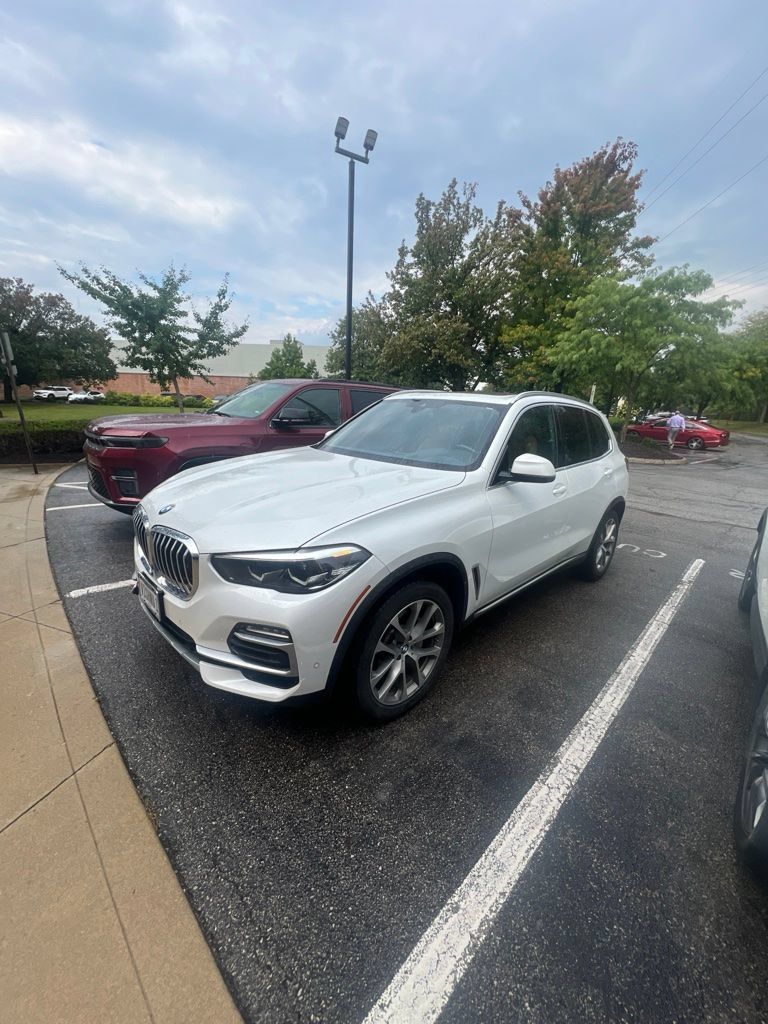 Used 2019 BMW X5 xDrive40i w/ Premium Package 2 AWD/4WD image 2