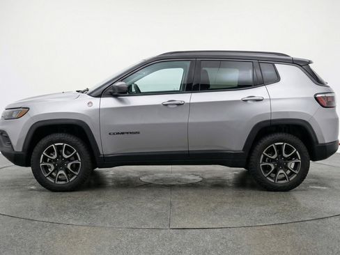 Used 2025 Jeep Compass Trailhawk image 5
