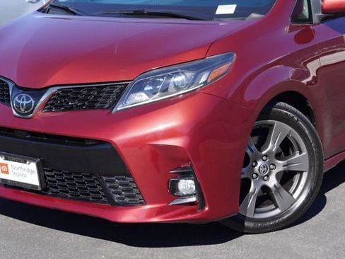 Used 2020 Toyota Sienna SE image 4