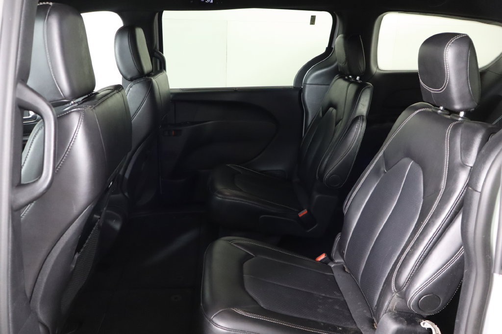 Used 2025 Chrysler Pacifica Select FWD image 16