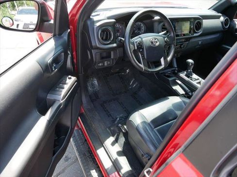 Certified 2019 Toyota Tacoma TRD Sport w/ TRD Premium Sport Package AWD/4WD image 11