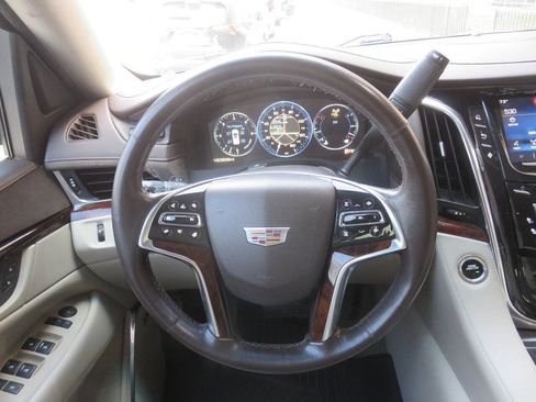 Used 2015 Cadillac Escalade Luxury AWD/4WD image 14