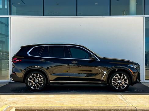 New 2025 BMW X5 sDrive40i w/ Climate Comfort Package image 3
