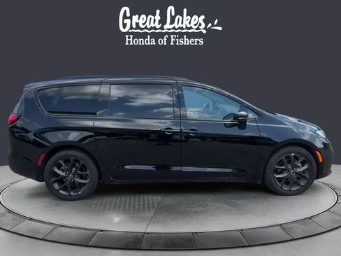 Used 2025 Chrysler Pacifica Limited FWD image 6