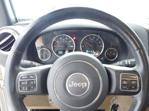 Used 2017 Jeep Wrangler Unlimited Sahara w/ Connectivity Group AWD/4WD image 28