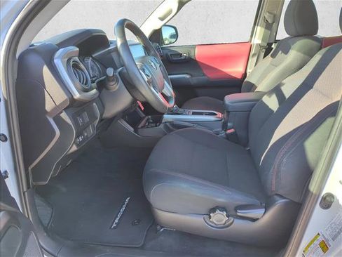 Used 2020 Toyota Tacoma SR5 image 9