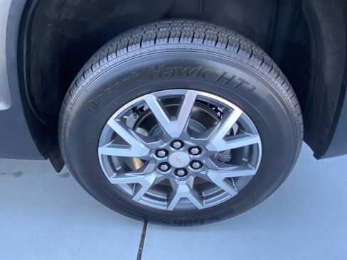 Used 2023 GMC Acadia SLT image 9