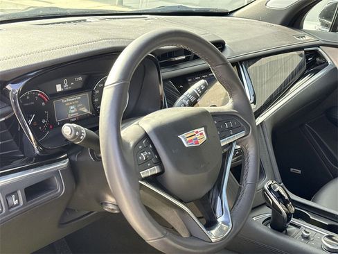 Used 2025 Cadillac XT6 Premium Luxury image 9