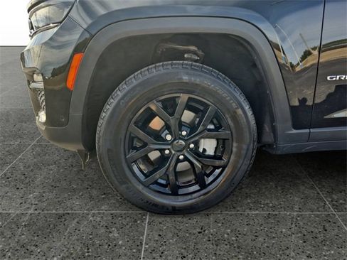 Used 2023 Jeep Grand Cherokee Limited w/ Luxury Tech Group II image 14