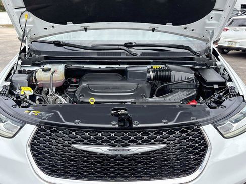 Used 2023 Chrysler Pacifica Touring-L FWD image 29