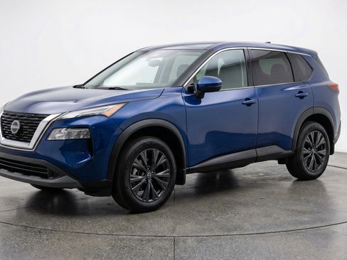 Used 2025 Nissan Rogue SV image 3