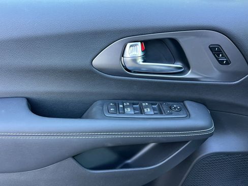 New 2026 Chrysler Pacifica Select image 11