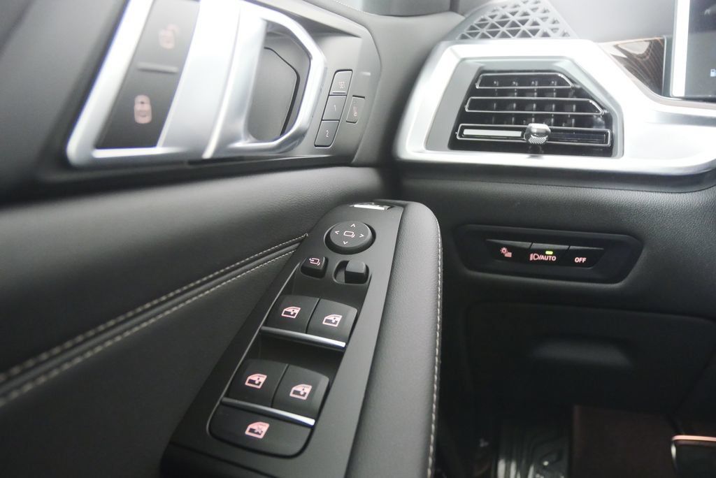Used 2026 BMW X5 xDrive40i w/ M Sport Package AWD/4WD image 19