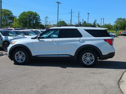 Used 2023 Ford Explorer XLT w/ Equipment Group 202A AWD/4WD image 5