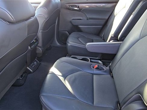 Used 2023 Toyota Highlander Limited image 17
