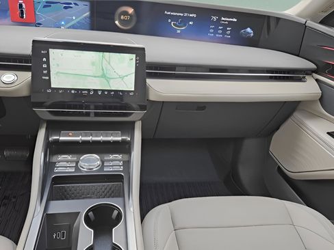 Used 2024 Lincoln Nautilus Premier image 8